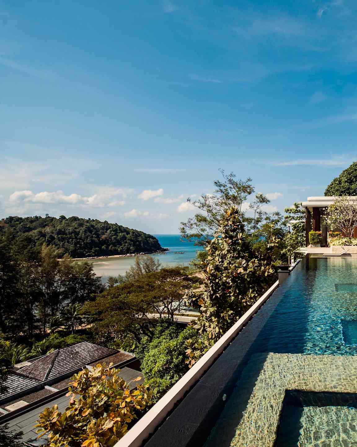 En infinitypool vid en lyxig resort med havsutsikt. (AI-genererad text)