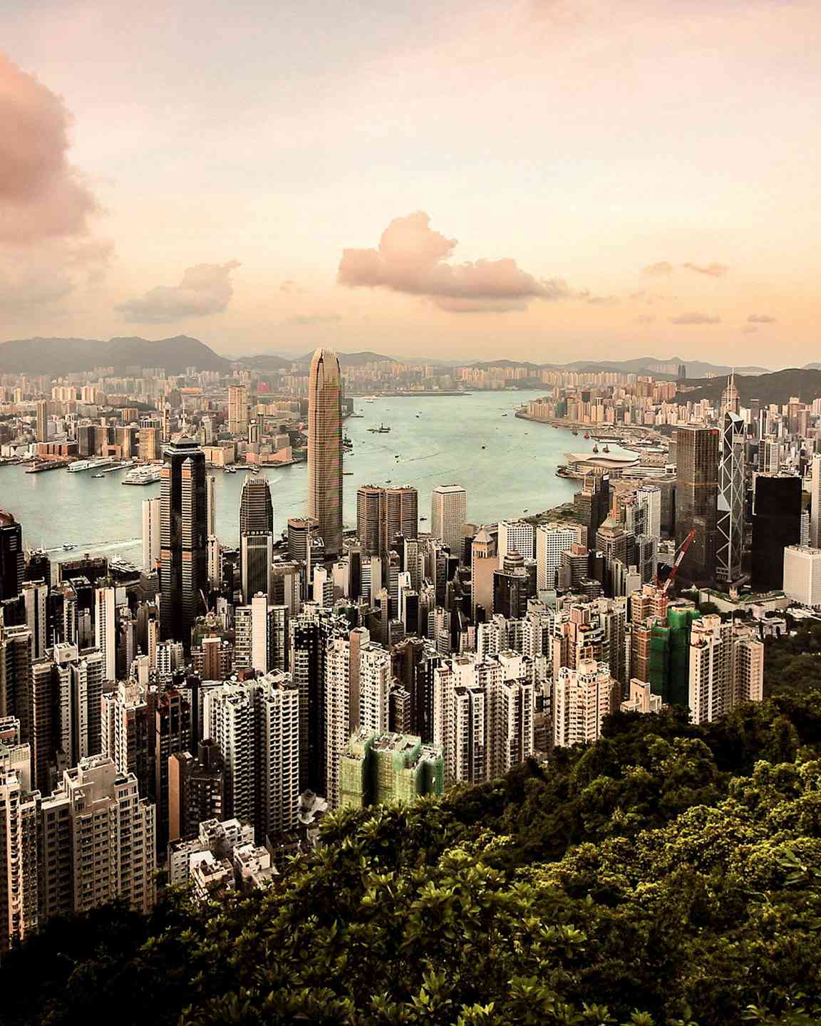 Utsikt över stadsområdet med skyskrapor vid vattnet, omgiven av berg. (AI-genererad text)