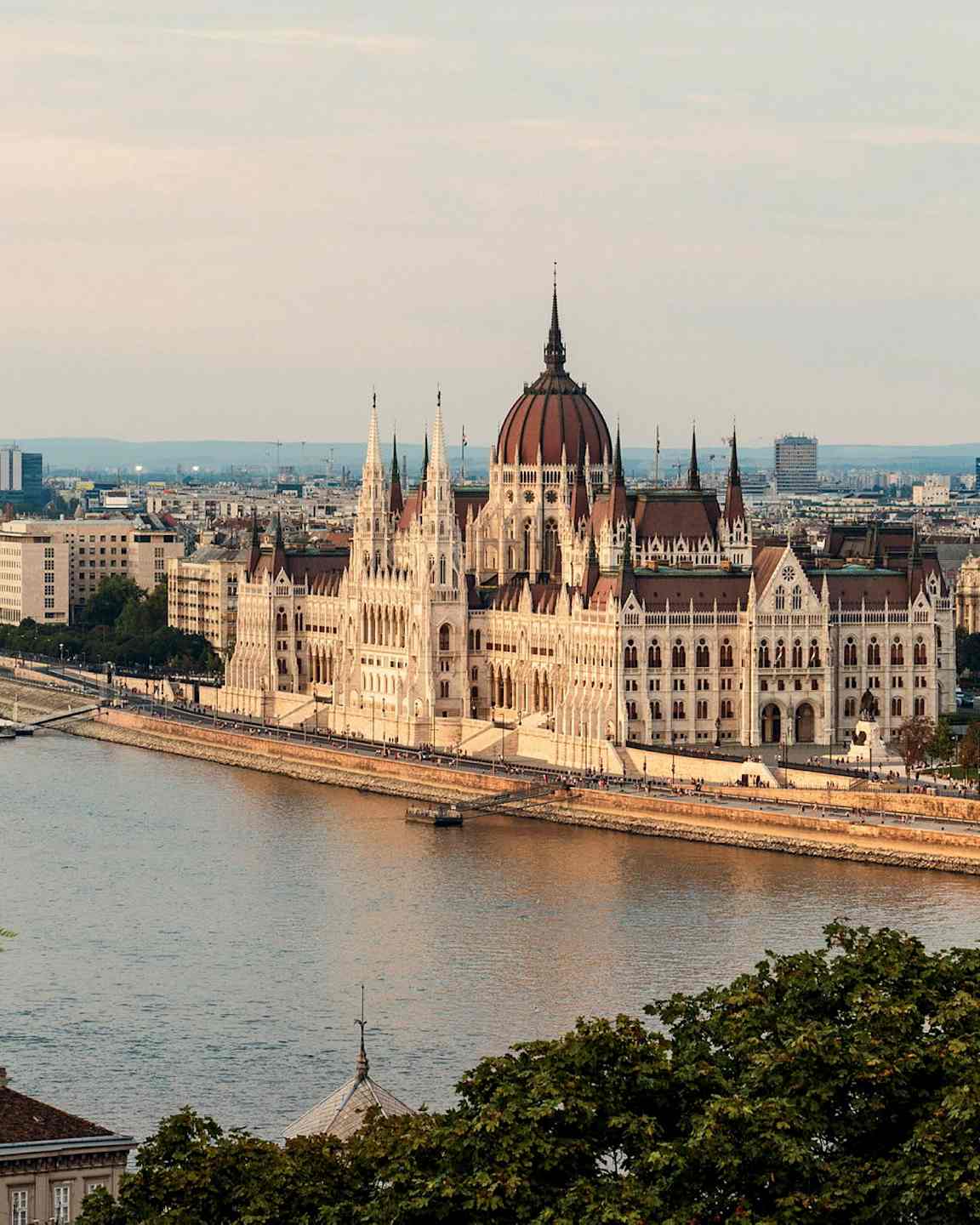 Parlamentsbyggnaden i Budapest vid floden Donau. (AI-genererad text)