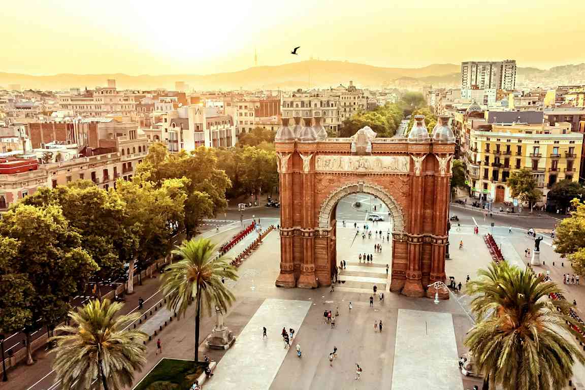 Arc de Triomf i Barcelona vid solnedgång. (AI-genererad text)