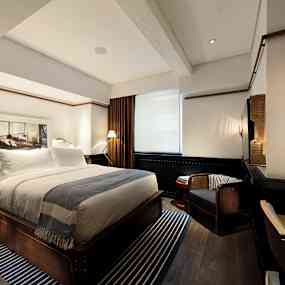 Hotellrum med modernt möblemang och stor säng. (AI-genererad text)