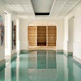 Den kombinerade in- och utomhuspoolen