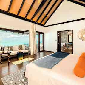 En bild av ett elegant hotellrum med havsutsikt. (AI-genererad text)