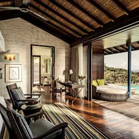 Elegant semesterhus med öppen planlösning med havsutsikt. (AI-genererad text)