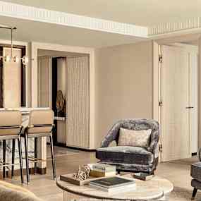 Interiör av ett elegant rum med fåtöljer, ett soffbord och en bar med höga stolar. (AI-genererad text)