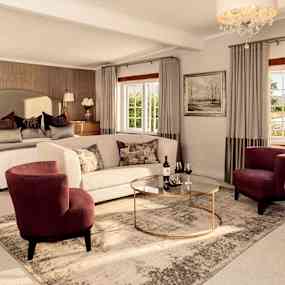 Ett elegant sovrum med en bekväm säng, en soffa, två röda fåtöljer och ett glasbord. Fönster med utsikt åt trädgården. (AI-genererad text)