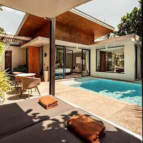 Lyxig villa med privat pool och utomhusområde. (AI-genererad text)