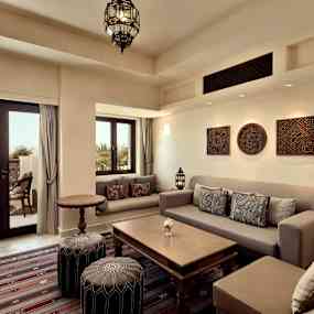 Rum med soffa, soffbord och dekorativa föremål på väggen. (AI-genererad text)