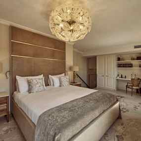 Elegant hotellrum med dubbelsäng och modern inredning. (AI-genererad text)