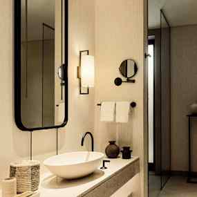 Modernt badrum med fristående handfat och spegel med svart ram. (AI-genererad text)