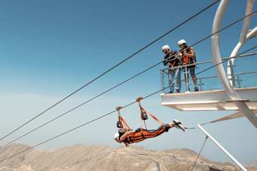 Person åker världens längsta Zipline