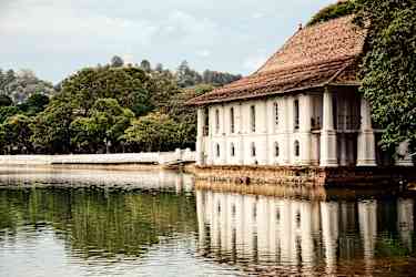 Hus i staden Kandy på Sri Lanka