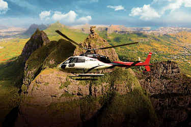 Helikopter som flyger vid berg