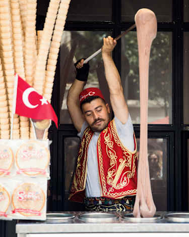 Man lagar turkiska pannkakor