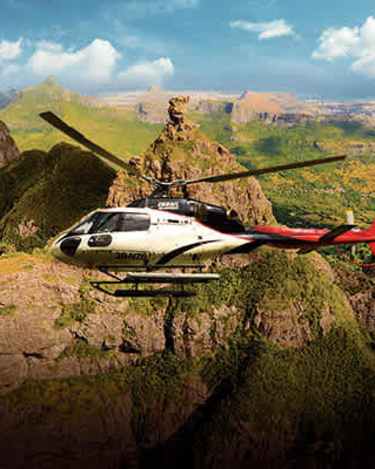 Helikopter som flyger vid berg