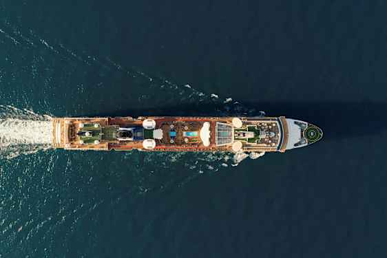 Luftbild av ett kryssningsfartyg på havet. (AI-genererad text)