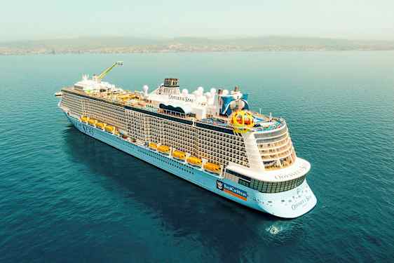 Bild av kryssningsfartyget Odyssey of the Seas på havet. (AI-genererad text)