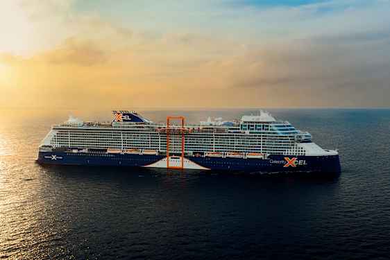 Ett stort modernt kryssningsfartyg på öppet hav vid solnedgången. (AI-genererad text)