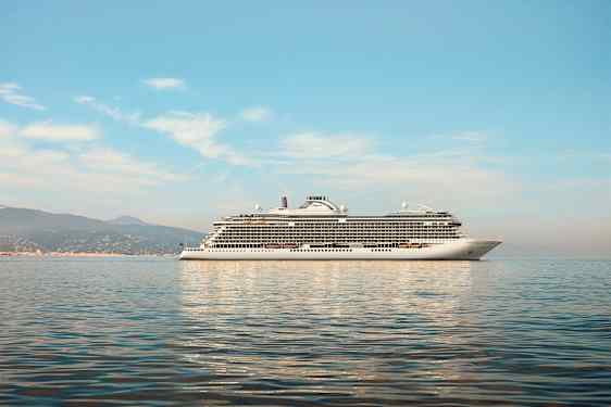 Ett kryssningsfartyg på vatten med en bergig kustlinje i bakgrunden. (AI-genererad text)