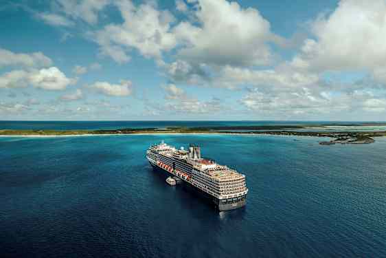 Ett kryssningsfartyg ligger vid kusten, omgiven av blått hav och med en grön ö i bakgrunden. (AI-genererad text)