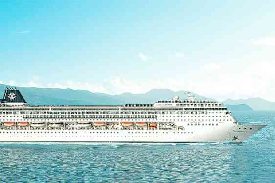 Ett kryssningsfartyg på havet med berg i bakgrunden. (AI-genererad text)