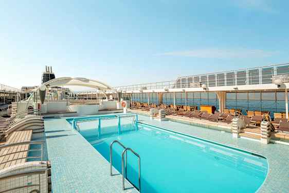 Bild av ett kryssningsfartygs soldäck med pool och solstolar. (AI-genererad text)