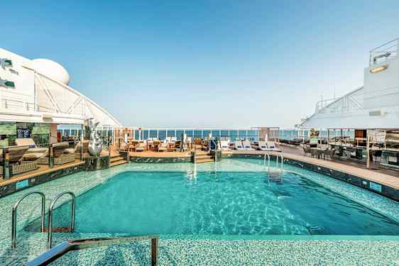 En pool på kryssningsfartygets däck med solstolar och havsutsikt. (AI-genererad text)