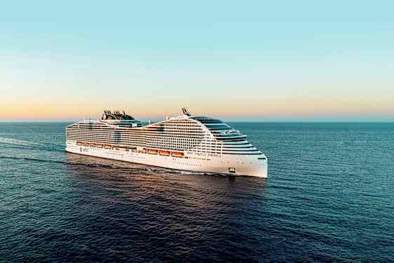 Ett kryssningsfartyg på en öppen hav med solnedgång. (AI-genererad text)