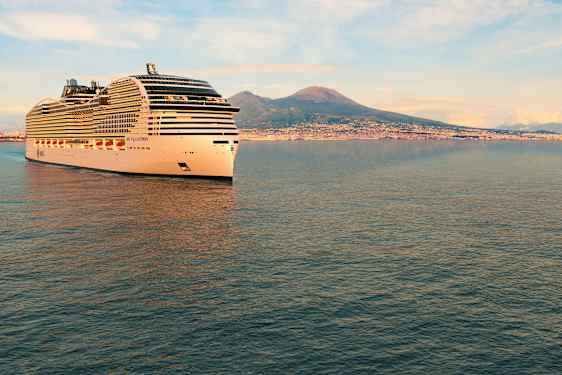 Ett kryssningsfartyg seglar nära en kust med berg i bakgrunden. (AI-genererad text)