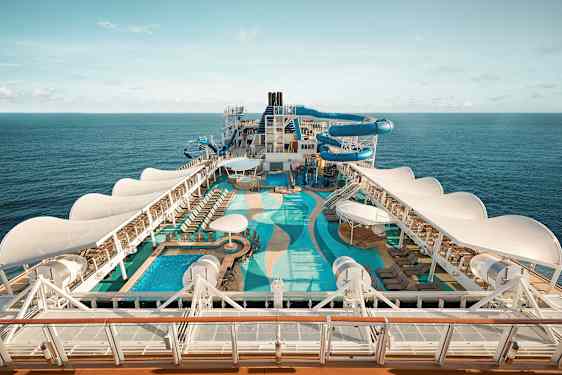 Poolområde på ett kryssningsfartyg med vattenslide och havsutsikt. (AI-genererad text)