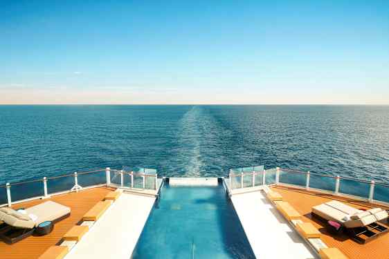 Utsikt från ett fartyg med en pool i förgrunden och öppet hav i bakgrunden. (AI-genererad text)