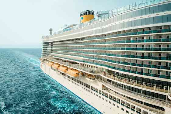 Bild av ett stort kryssningsfartyg på havet. (AI-genererad text)