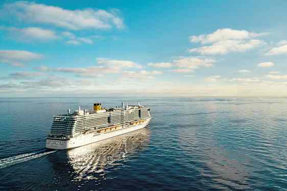 Ett kryssningsfartyg glider fram över havet under en klar himmel. (AI-genererad text)