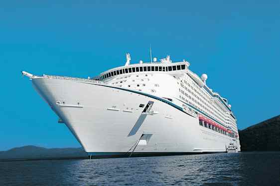 Ett stort kryssningsfartyg på havet under klarblå himmel. (AI-genererad text)