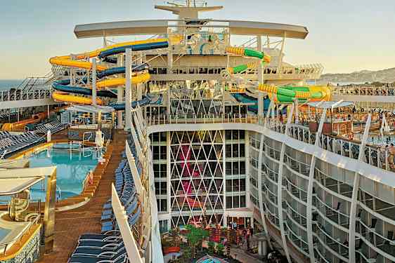 Vy över ett kryssningsfartyg med vattenrutschkanor och poolområde. (AI-genererad text)