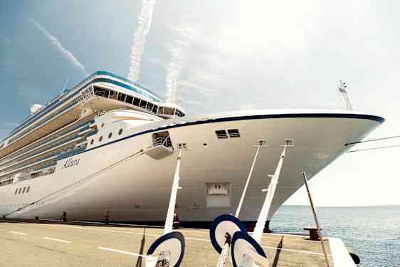 Ett kryssningsfartyg ligger förtöjt vid en kaj. (AI-genererad text)