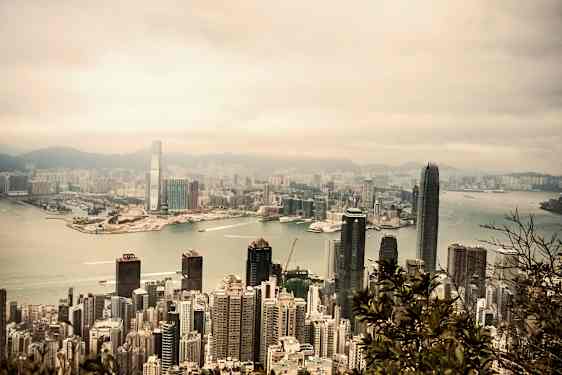 Stadssiluett med skyskrapor och vatten i Hongkong. (AI-genererad text)
