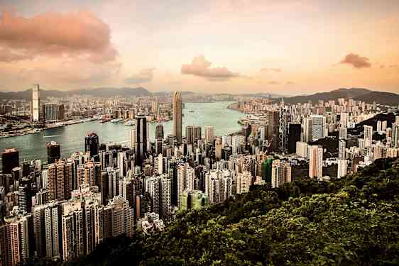 Utsikt över stadsområdet med skyskrapor vid vattnet, omgiven av berg. (AI-genererad text)