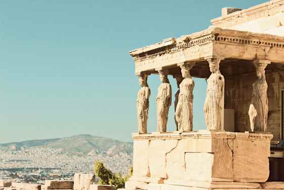 Den antika byggnaden Erechtheion med karyatider i Aten. (AI-genererad text)