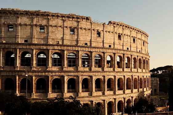 Bild av Colosseum i Rom, med ett blått himmel i bakgrunden. (AI-genererad text)