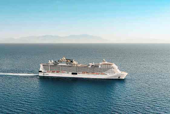 Ett kryssningsfartyg på havet med kustlinje och berg i bakgrunden. (AI-genererad text)