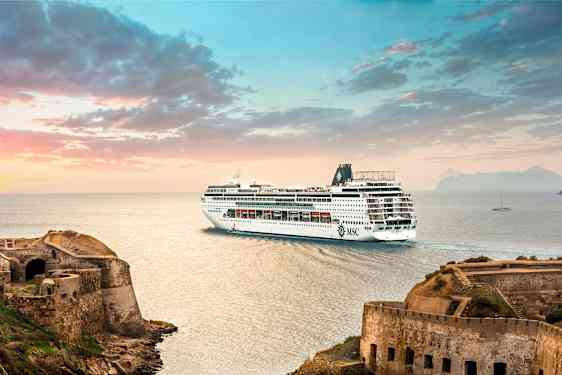 Ett kryssningsfartyg på havet vid en gammal stenfästning. (AI-genererad text)