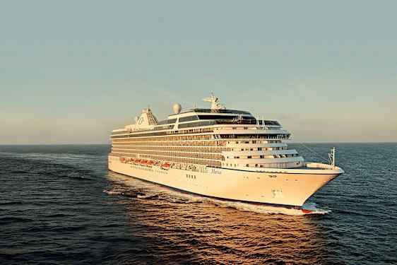 Kryssningsfartyg seglar på havet. (AI-genererad text)