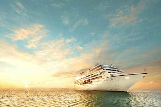 En kryssningsfartyg på havet under en solnedgång. (AI-genererad text)