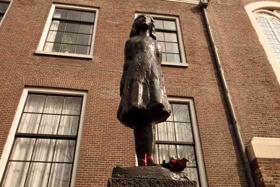 Staty på Anne Frank utanför hennes hus