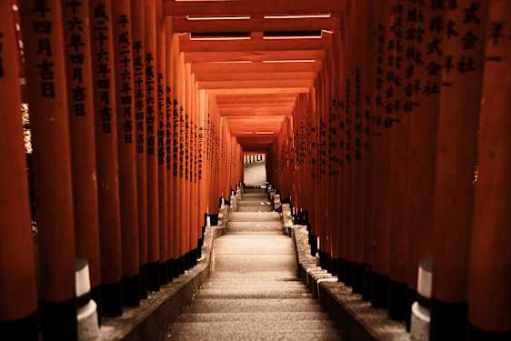 En gång med röda pelarportar i Japan. (AI-genererad text)