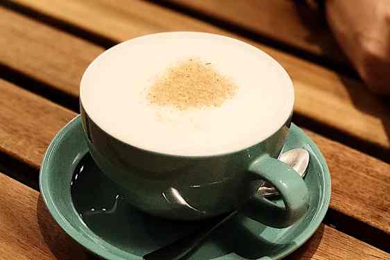 En kopp kaffe på café i Kuala Lumpur