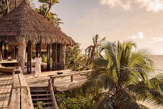 Kvinna på hotell i Seychellerna