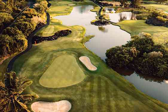 Vacker golfbana vid vattnet