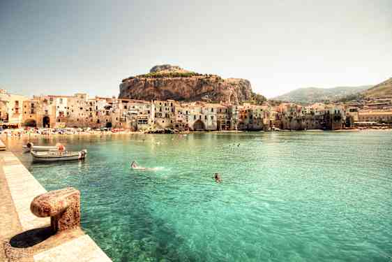 Vackert turkost vatten vid Cefalu